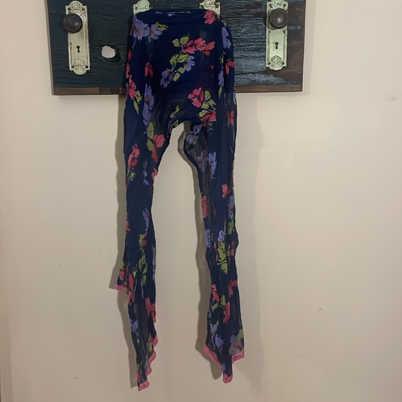 2/$30 Lands’ End Floral Loose Weave Crinkle Scarf - Picture 11 of 16